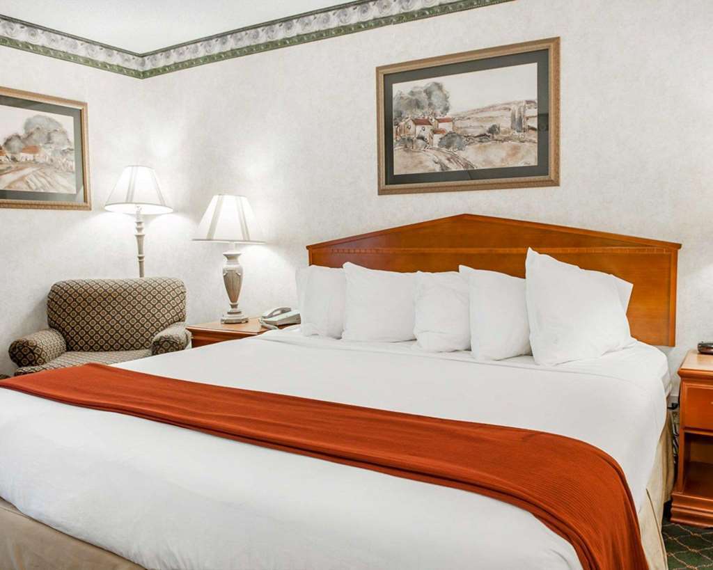 Quality Inn & Suites Brownsburg - Indianapolis West Room photo