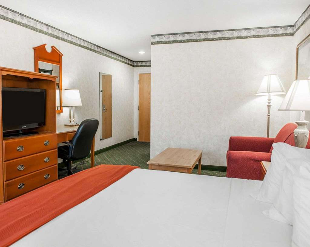 Quality Inn & Suites Brownsburg - Indianapolis West Room photo